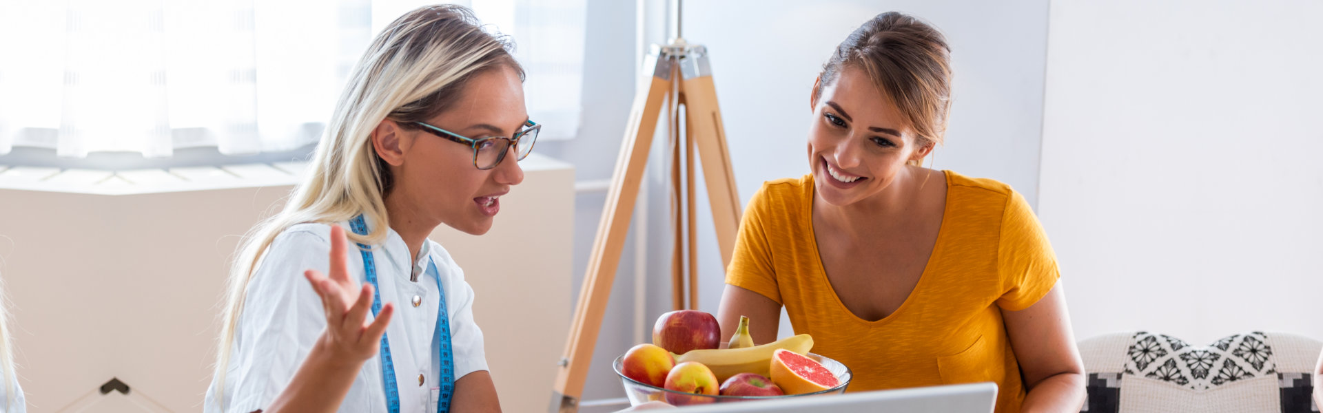 woman consulting to a nutritionist