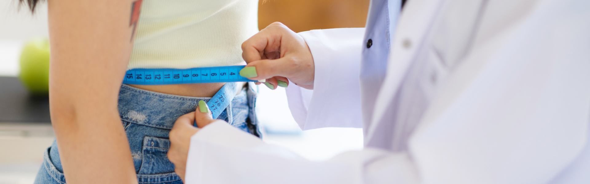 doctor measuring the patient's waist